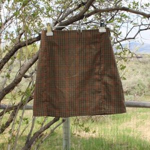 Super cute mini pencil skirt with a subtle plaid pattern!